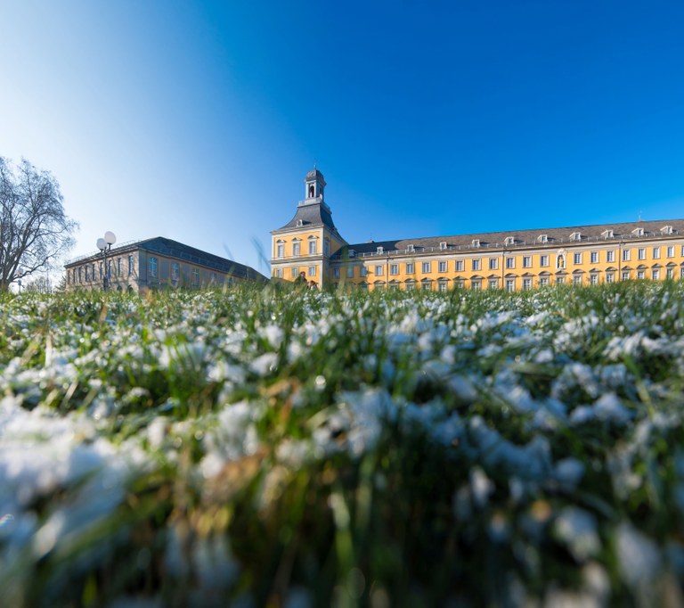 Hauptgebäude zum Jahresbeginn