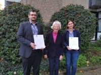 Urkundenübergabe durch die Stifterin Frau Professorin Peyerimhoff an Annika Krüger und Dr. Philipp Pracht.