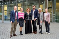 Von links nach rechts: Professor Dr. Rainer Hüttemann (Vorstandsvorsitzender der Bonner Universitätsstiftung), Professorin Dr. Karin Peters (Institut für Romanistik), Professorin Dr. Eugenia Fosalba (University of Girona), Dr. Aaron Nyerges (University of Sydney), Professorin Dr. Sabine Sielke (Institut für Anglistik, Amerikanistik und Keltologie), Dr. Anke Peters (Geschäftsführerin der Bonner Universitätsstiftung)