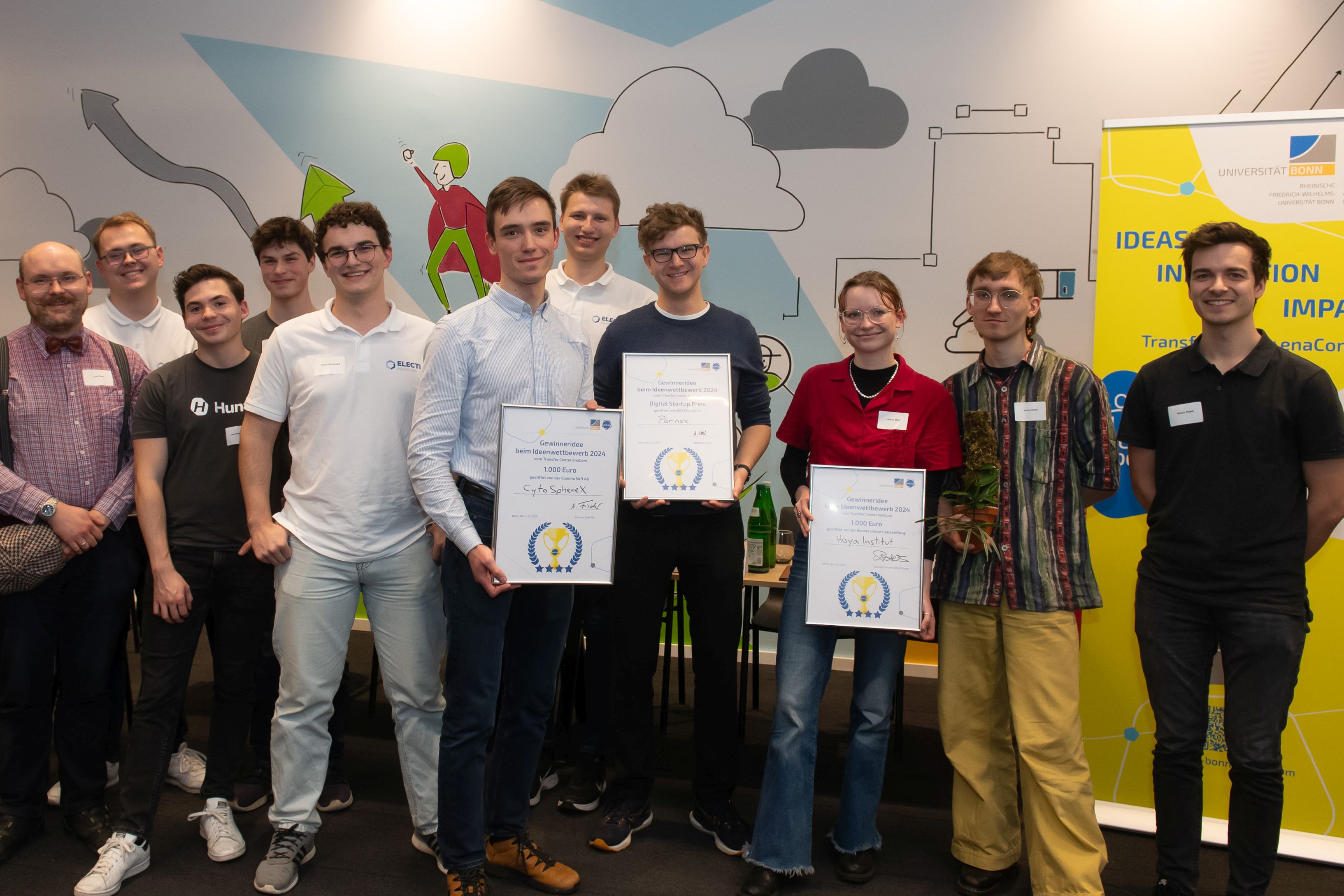 Alle pitchenden Teams mit den Gewinner*innen des Abends: Lars Pfau, Patrice Herstix, Jan Philipp Geyer, Samuel Lenz, Timon Stronczek, Yaroslav Zaplatnikov, Tamino Elgert, Christian Hölzer, Helena Miles, Victor Boldt und Niclas Pillath (v. l.). Nicht im Bild: Kelly Achenbach und Macarena Varela.