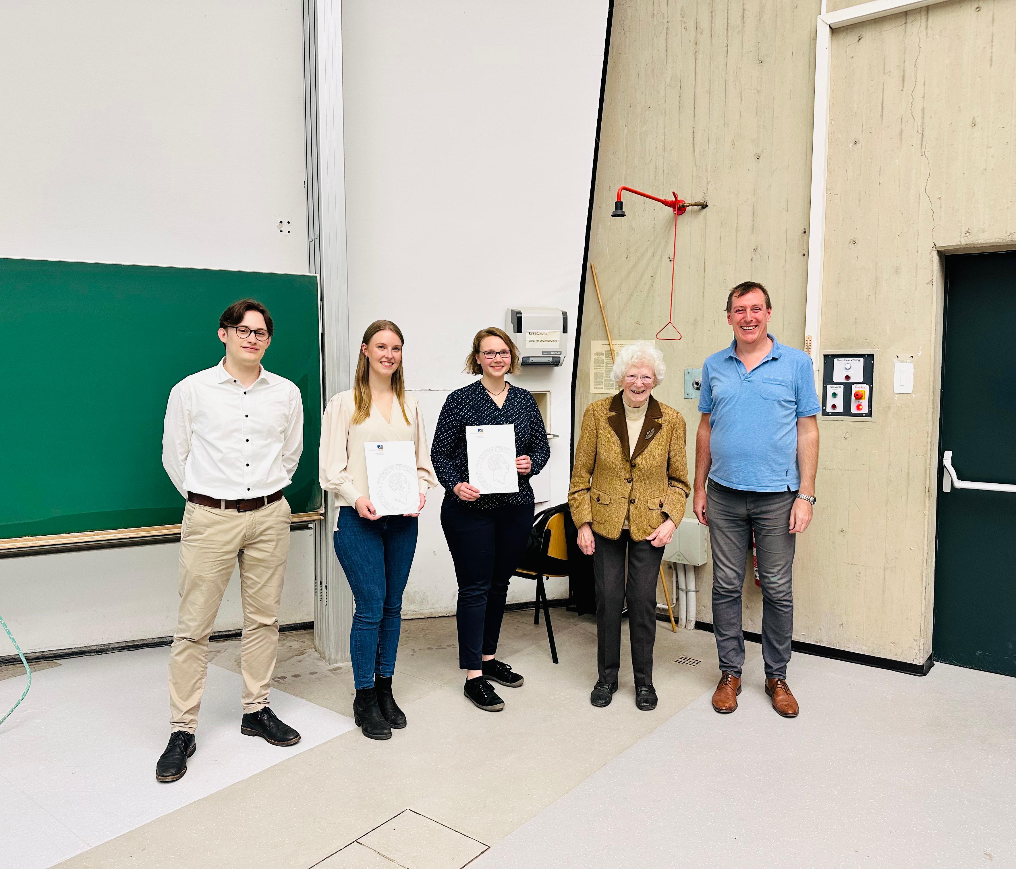 Die Preisträgerinnen mit Professorin Dr. Sigrid Peyerimhoff und Professor Dr. Jeroen S. Dickschat