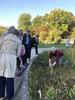 Eine der beiden Gruppen während ihrer Führung durch die Botanischen Gärten